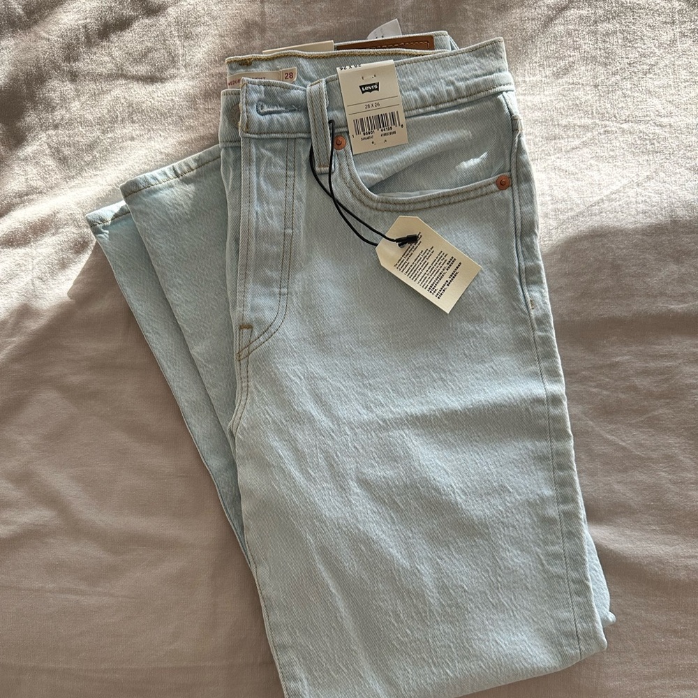 *NWT* Levi’s Wedgie Straight Light Wash Jeans